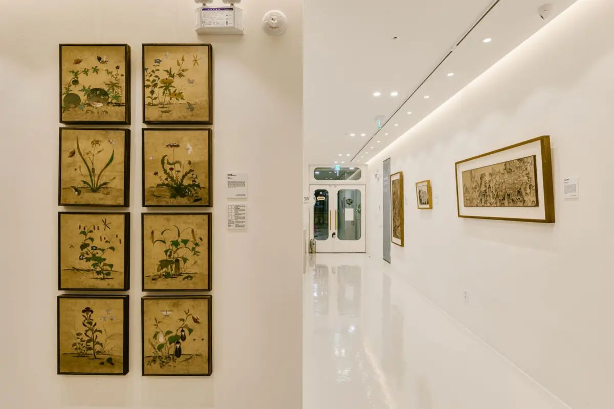 초충도와 산수화가 어우러진 포스코갤러리 전시복도